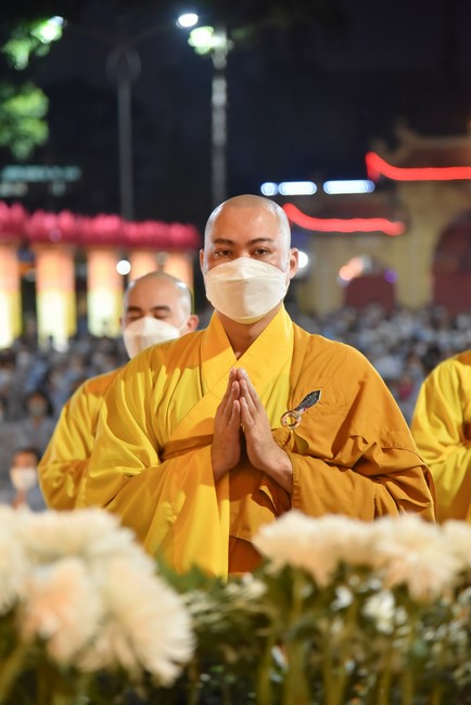 Chanting sutra and preaching dharma in the evening