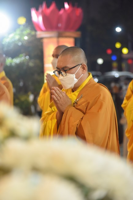 Chanting sutra and preaching dharma in the evening