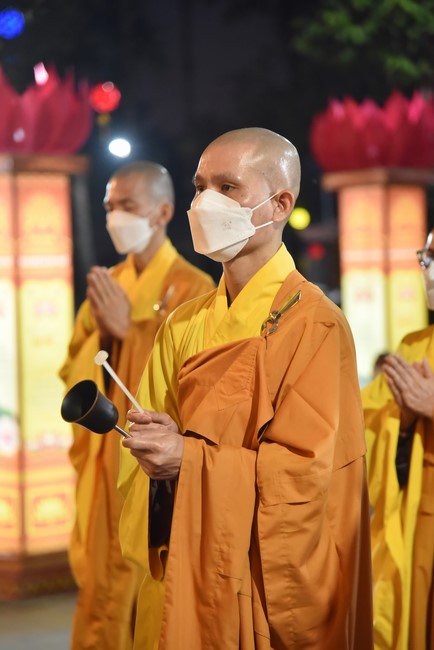 Chanting sutra and preaching dharma in the evening