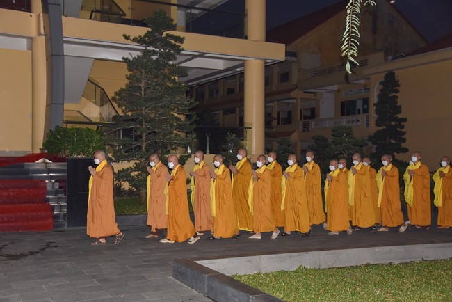 Chanting sutra and preaching dharma in the evening