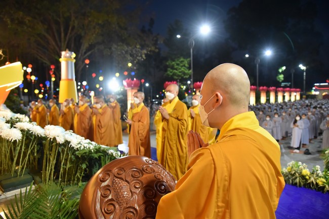 Chanting sutra and preaching dharma in the evening