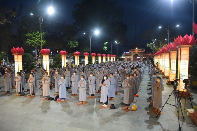 Chanting sutra and preaching dharma in the evening