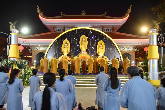 Chanting sutra and preaching dharma in the evening