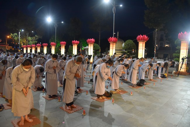 Chanting sutra and preaching dharma in the evening