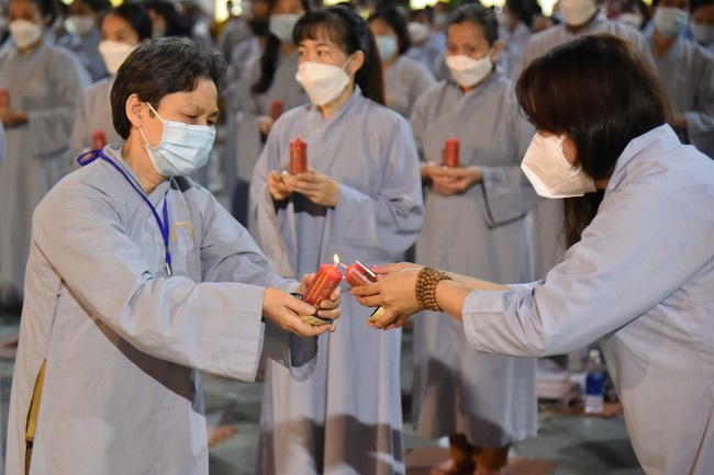 Chanting sutra and preaching dharma in the evening