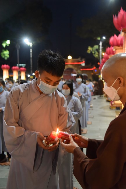 Chanting sutra and preaching dharma in the evening