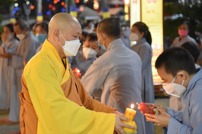 Chanting sutra and preaching dharma in the evening