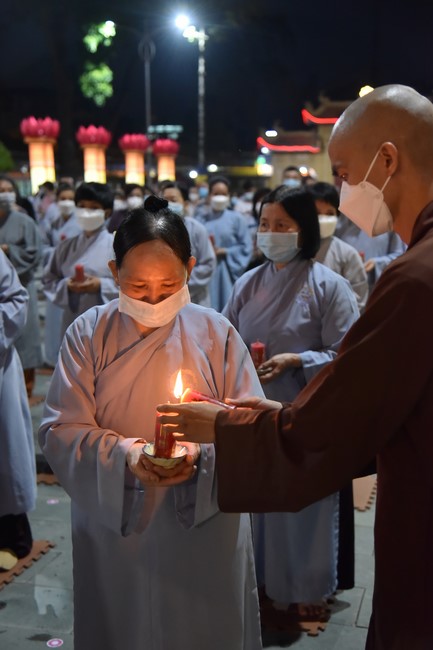 Chanting sutra and preaching dharma in the evening