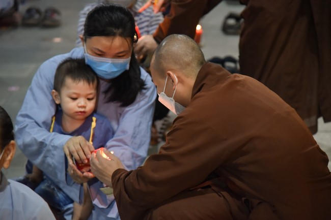 Chanting sutra and preaching dharma in the evening