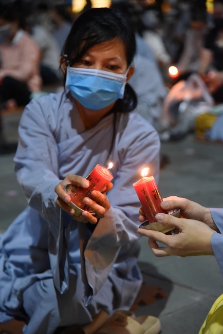 Chanting sutra and preaching dharma in the evening