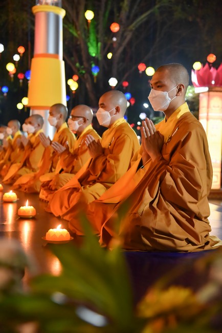 Chanting sutra and preaching dharma in the evening