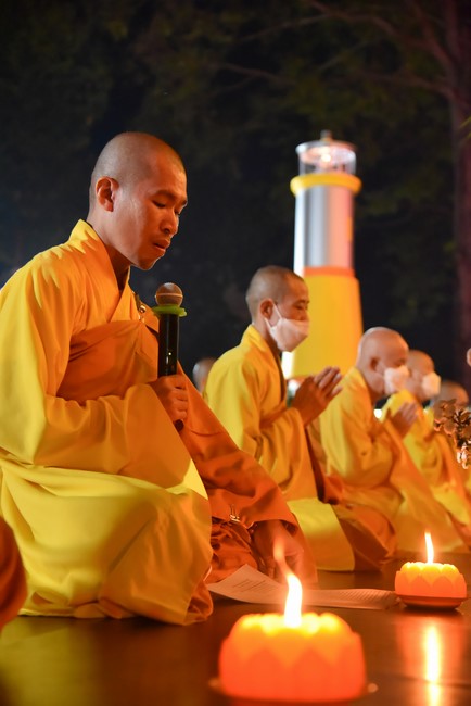 Chanting sutra and preaching dharma in the evening
