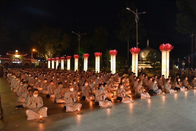 Chanting sutra and preaching dharma in the evening