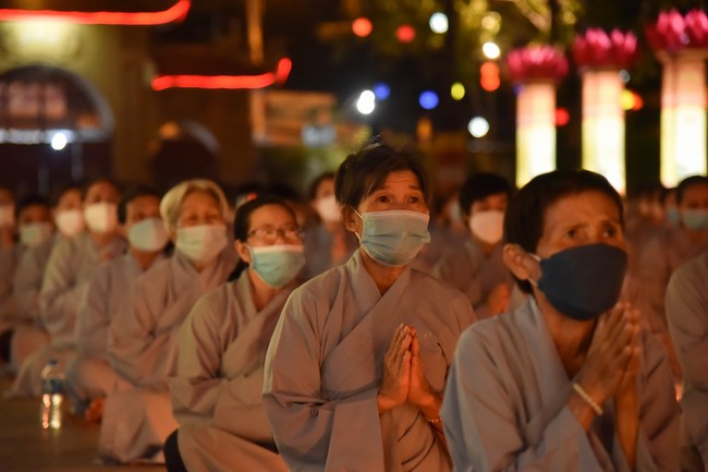 Chanting sutra and preaching dharma in the evening