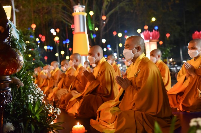 Chanting sutra and preaching dharma in the evening