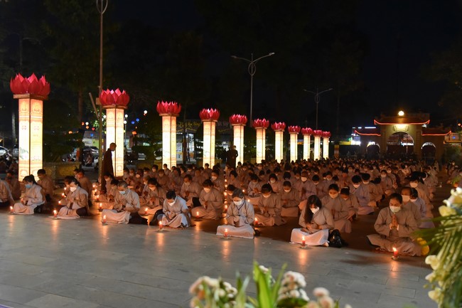 Chanting sutra and preaching dharma in the evening
