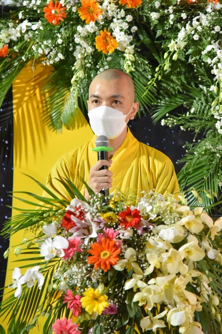 Chanting sutra and preaching dharma in the evening