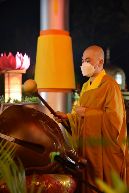 Chanting sutra and preaching dharma in the evening