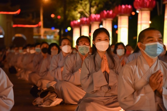 Chanting sutra and preaching dharma in the evening