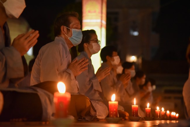 Chanting sutra and preaching dharma in the evening