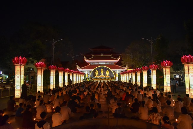 Chanting sutra and preaching dharma in the evening