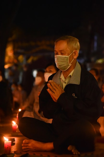 Chanting sutra and preaching dharma in the evening