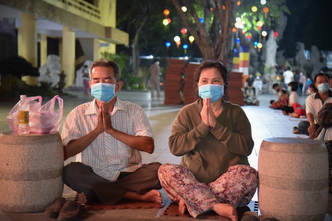 Chanting sutra and preaching dharma in the evening