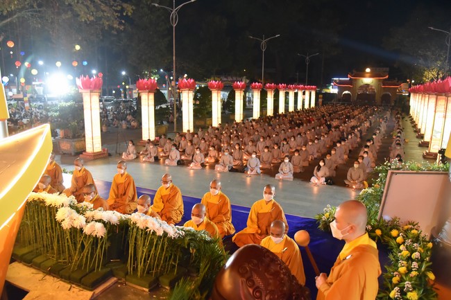 Chanting sutra and preaching dharma in the evening