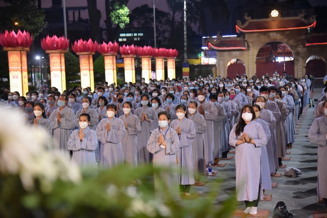 Chanting sutra and preaching dharma in the evening