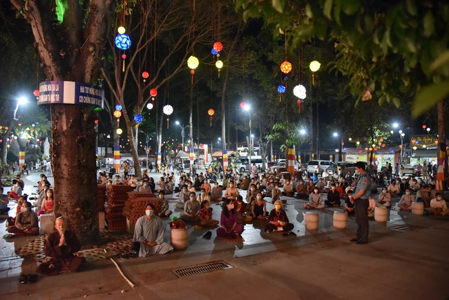 Chanting sutra and preaching dharma in the evening