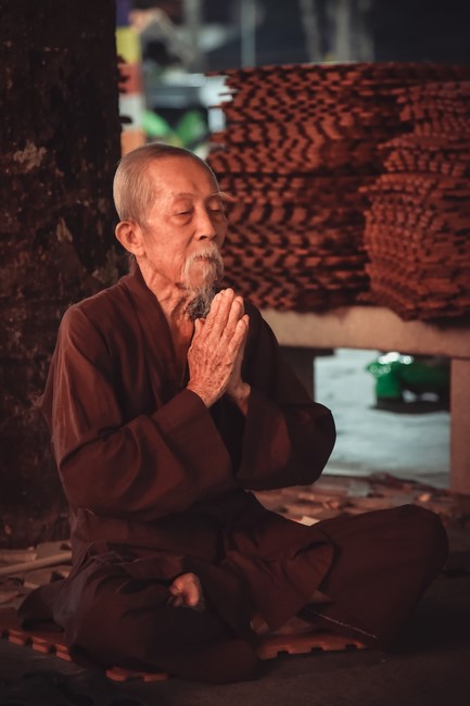 Chanting sutra and preaching dharma in the evening