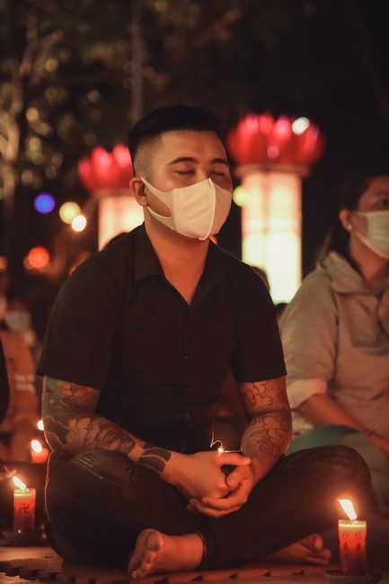 Chanting sutra and preaching dharma in the evening