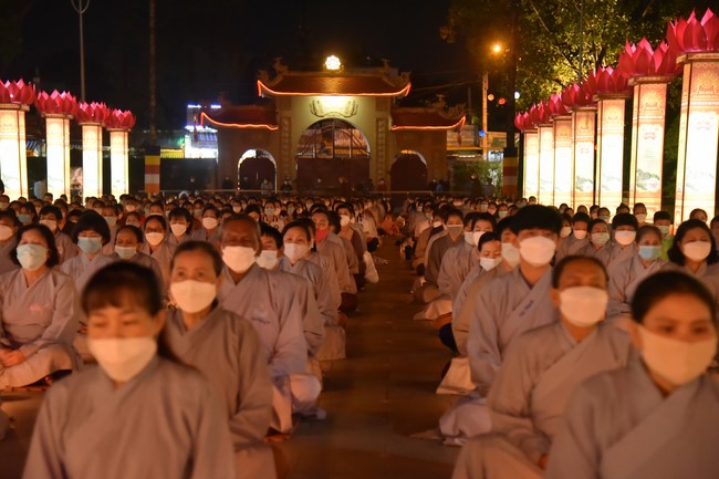 Chanting sutra and preaching dharma in the evening