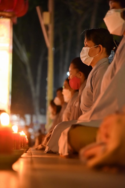 Chanting sutra and preaching dharma in the evening