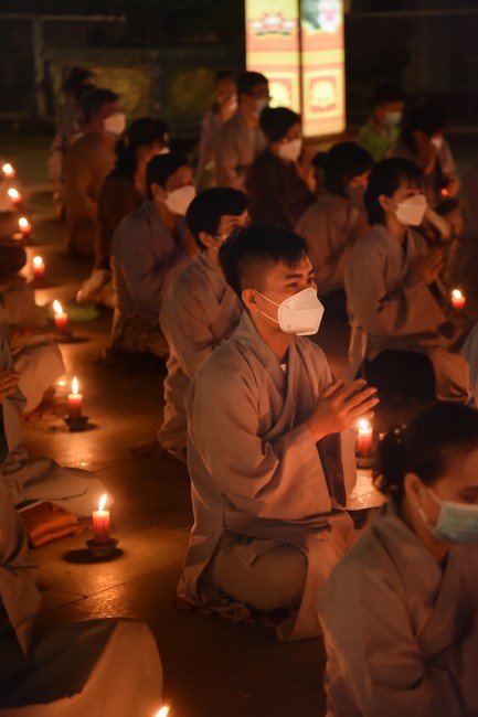Chanting sutra and preaching dharma in the evening