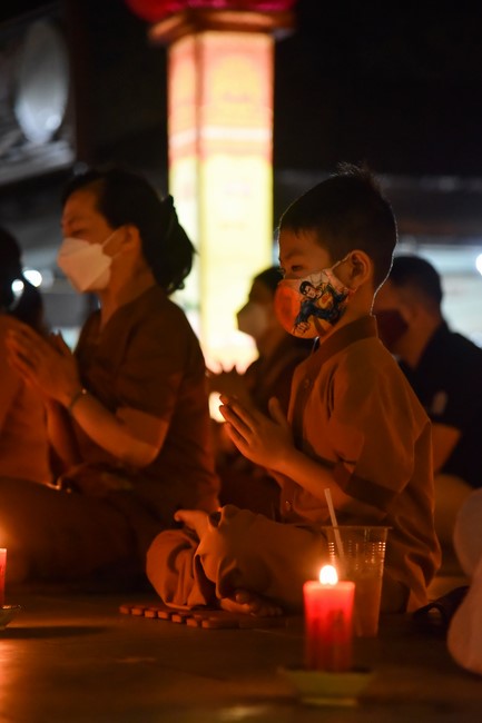 Chanting sutra and preaching dharma in the evening