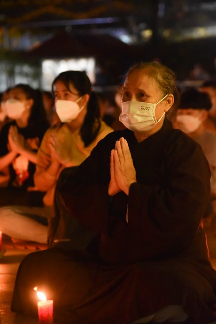 Chanting sutra and preaching dharma in the evening