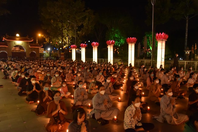 Chanting sutra and preaching dharma in the evening