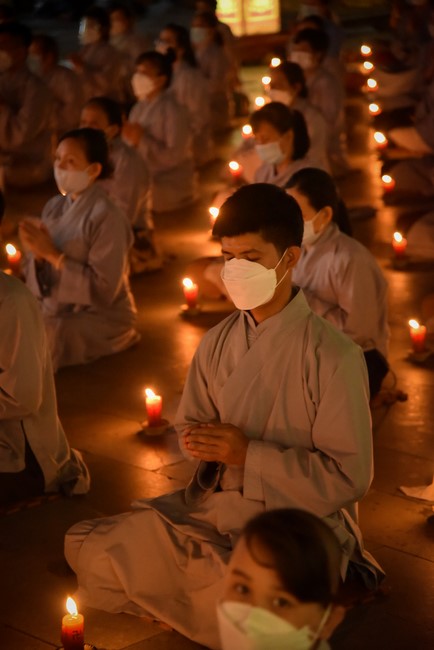 Chanting sutra and preaching dharma in the evening