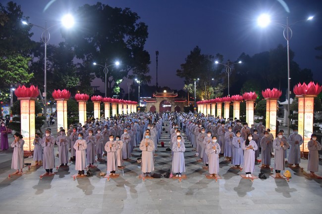 Chanting sutra and preaching dharma in the evening