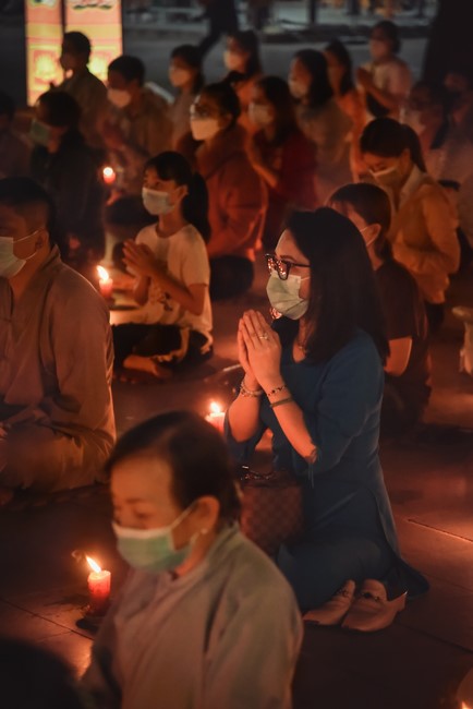 Chanting sutra and preaching dharma in the evening