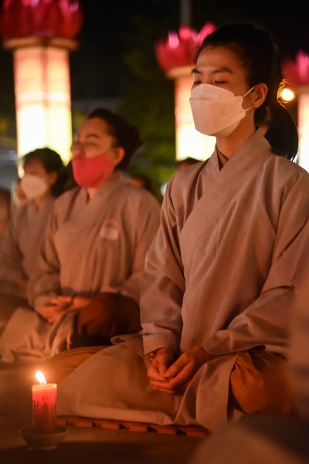 Chanting sutra and preaching dharma in the evening