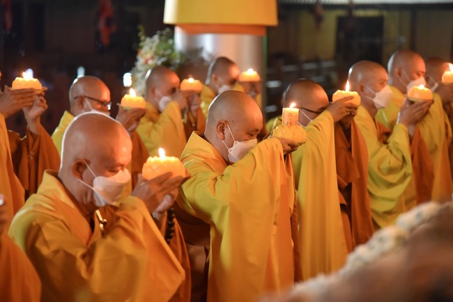 Chanting sutra and preaching dharma in the evening