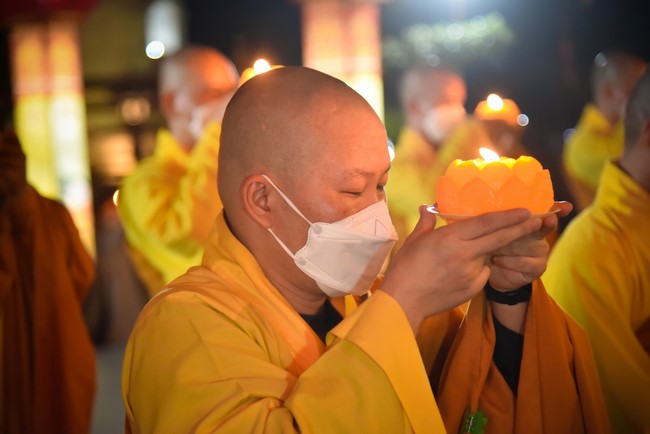 Chanting sutra and preaching dharma in the evening