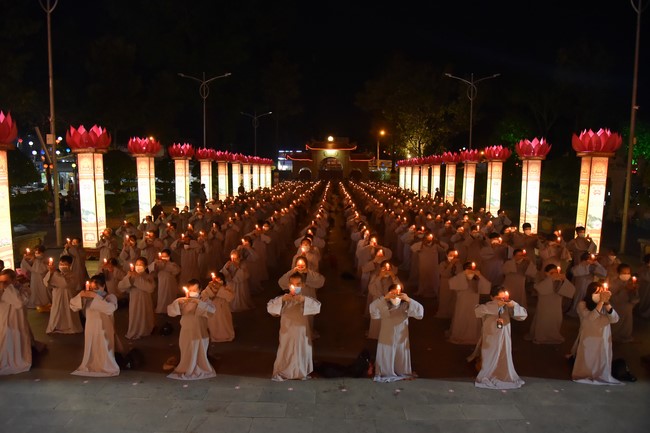 Chanting sutra and preaching dharma in the evening