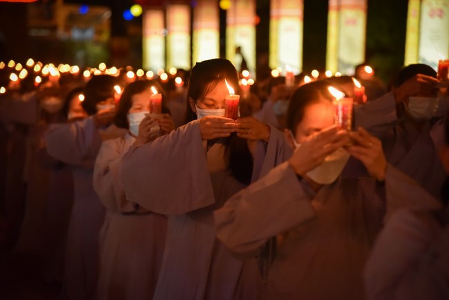 Chanting sutra and preaching dharma in the evening