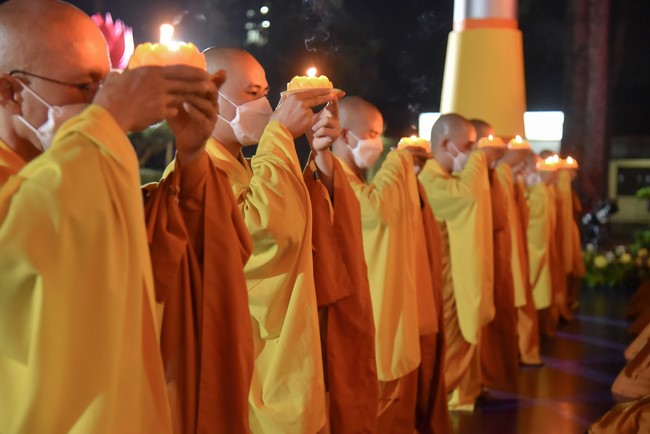 Chanting sutra and preaching dharma in the evening