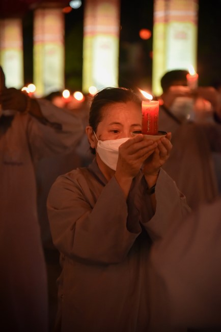 Chanting sutra and preaching dharma in the evening