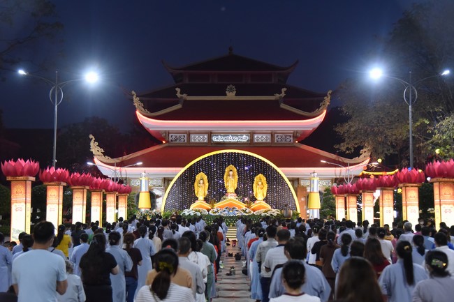 Chanting sutra and preaching dharma in the evening