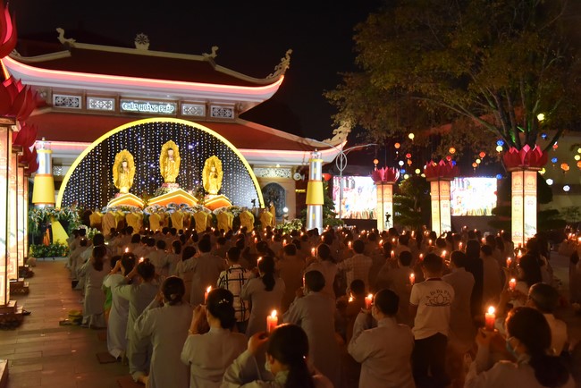 Chanting sutra and preaching dharma in the evening